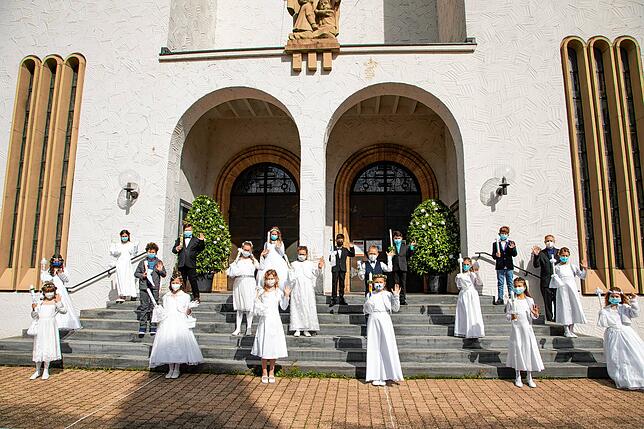 Kinder aus den Orten Hoppetenzell, Mainwangen, Mühlingen, Stockach und Zoznegg vor der Kirche St. Oswald in Stockach. Hier die ...
