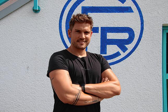 Oliver Sorg vor dem Radolfzeller Wappen im Mettnau-Stadion.