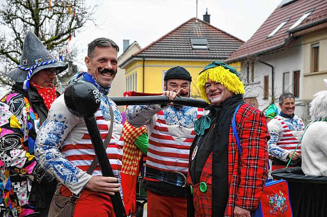 Bild 29: Bunte Zirkusschar in Steißlingen: So feierten die Narren die Rathausübergabe am Schmotzige