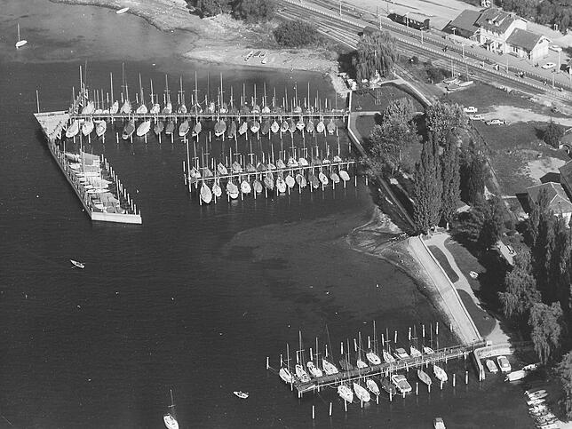 Hafen und im Hintergrund rechts der Bahnhof von Ludwigshafen. Das Foto entstand im September 1976.