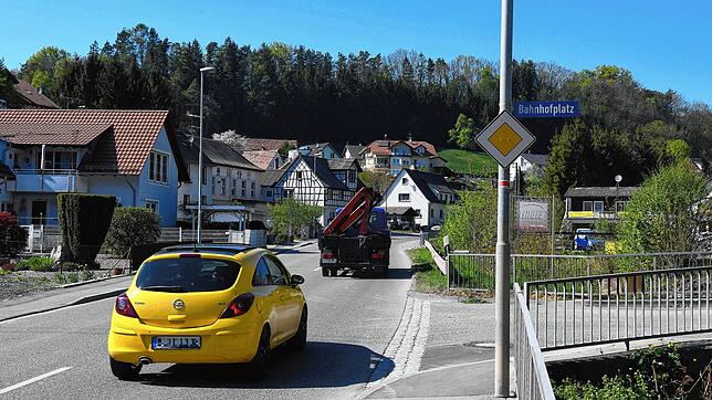 Noch rollt der Verkehr im Stockacher Ortsteil Zizenhausen. Ab Montag wird die Ortsdurchfahrt nördlich des Abzweigs zum Bahnhofplatz saniert.