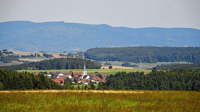 Blick von Mettenberg auf Birkendorf. 60 Jahre prägt der Tourismus den prädikatisierten Luftkurort. Gäste schätzen die Wanderwege, Natur ...