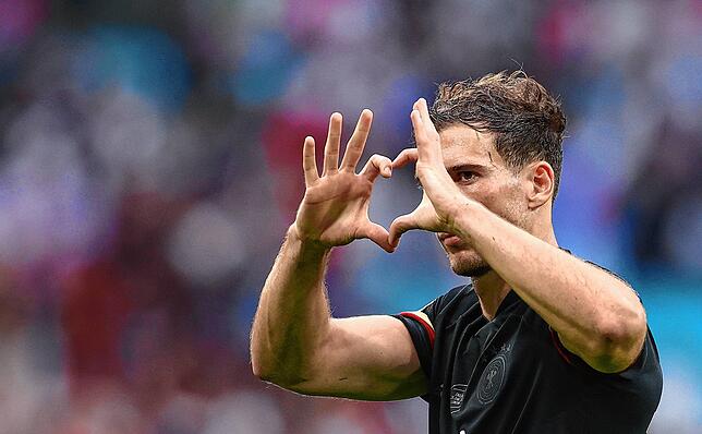 Leon Goretzka zeigt ein Herz nach der Niederlage.