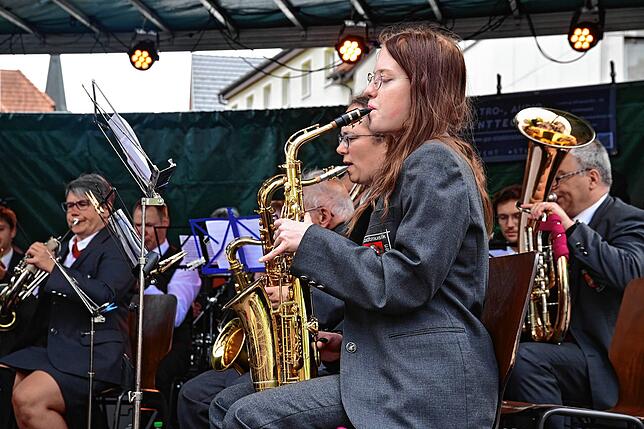 Die Stadtmusik eröffnete das Stadtfest musikalisch.