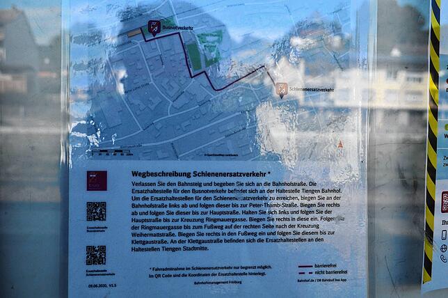 Am Bahnsteig in Tiengen ist auch ein Lageplan angebracht, der den Fußweg zur Bushaltestelle Stadtmitte verdeutlichen soll.