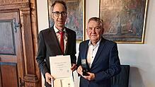 Seit 25 Jahren ist Reinhold Mayer (rechts) Ortsvorsteher von Biesendorf. Dafür wurde er jetzt von Bürgermeister Frank Harsch geehrt.