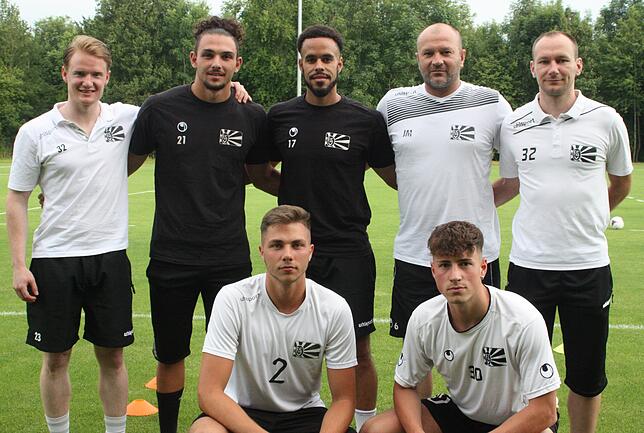 Die Neuen beim FC 08 Villingen (stehend, von links): Mathias Mauz (neuer Physio und Athletikttrainer), Andrea Hoxha (Torhüter, FC ...
