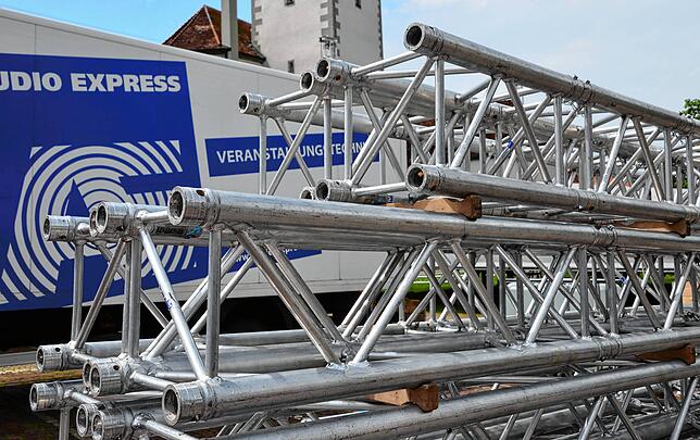 Wie ein überdimensionales Gerüstmikado: Steckelemente für den Bühnenbau.