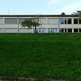 Im Hang vor der ehemaligen Grundschule von Thalheim ist ein Neubau mit vier Wohnungen geplant. | Bild: Heinrich Sturm