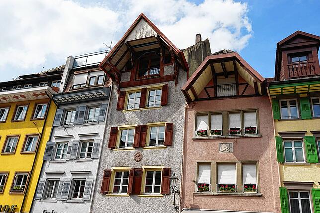 Der kleine Rabe (rosa) ist niedriger als die meisten Altstadthäuser. Der Grund ist ein Spionage-Guckloch an der rechten Wand im großen ...