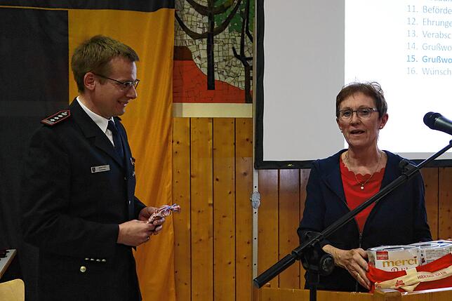 Die Stefansfelder Ortsreferentin Elisabeth Schweizer dankt Jochen Fuchs und allen Feuerwehrleuten für ihren Einsatz während des ...