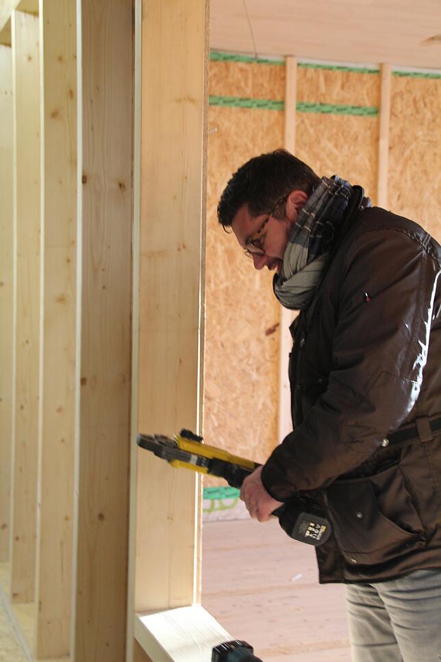 Stadtrat Niko Reith ist begeistert von der Ausrüstung der Handwerker.