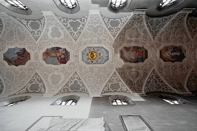 Bild 6: Im Radolfzeller Münster wird geschossen &ndash; zumindest um die Wände wieder erstrahlen zu lassen. So laufen die Reinigungsarbeiten in den historischen Gemäuern
