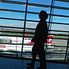Vom Passagierterminal geht der Blick auf das Rollfeld des Schweizer Flughafens Zürich, hier ein Archivbild. Die Kantonspolizei hat in ...