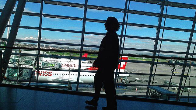 Vom Passagierterminal geht der Blick auf das Rollfeld des Schweizer Flughafens Zürich, hier ein Archivbild. Die Kantonspolizei hat in ...