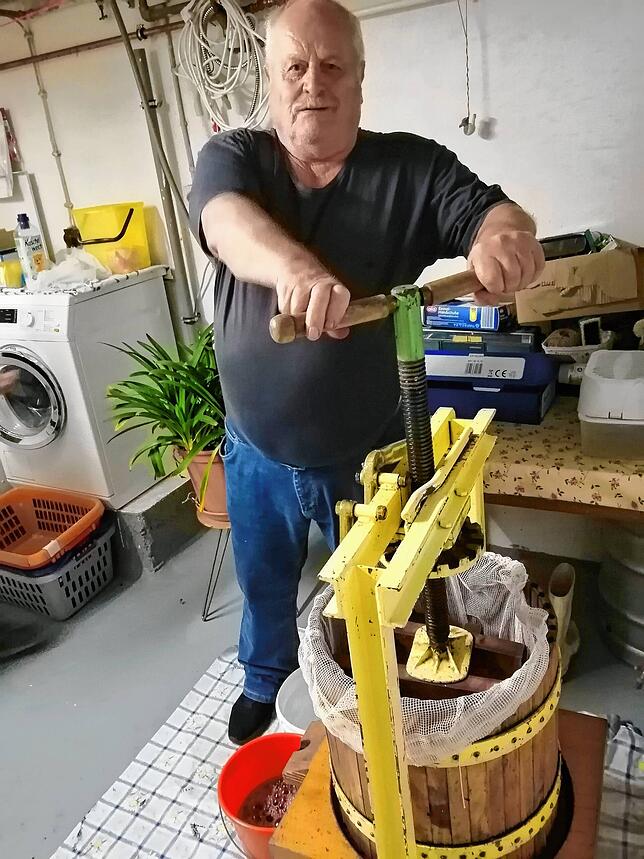 Franz Schnurr beim Pressen der Trauben in Gottmadingen.