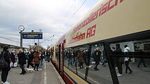 Schön ist es, wenn es fährt: Der Nahverkehrszug Seehäsle wartet im Bahnhof Radolfzell auf die Abfahrt Richtung Stockach.