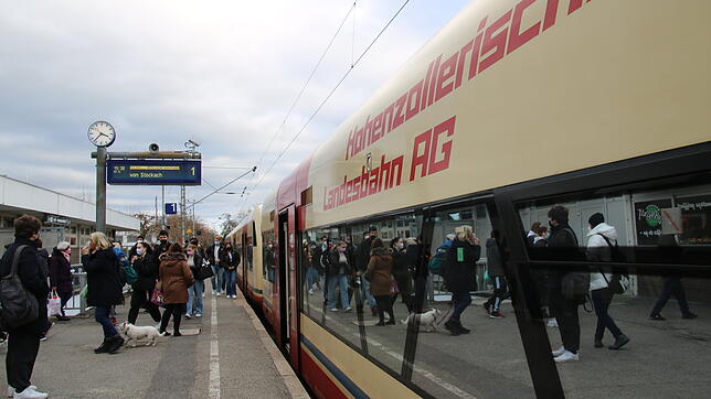 Schön ist es, wenn es fährt: Der Nahverkehrszug Seehäsle wartet im Bahnhof Radolfzell auf die Abfahrt Richtung Stockach.