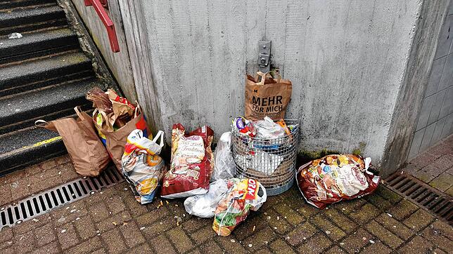Hausmüll haben Unbekannte neben den Mülleimer bei der Unterführung in Tiengen heimlich entsorgt.