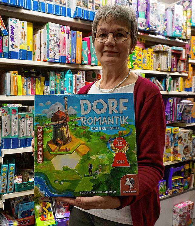 Senior-Chefin Klara Maier mit &bdquo;Dorf Romantik&ldquo;, dem Brett-Spiel 2023.