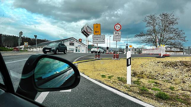 Die Umleitung in den Kernort Allensbach führt über einen Wirtschaftsweg, der im Gewerbegebiet Allensbach startet.
