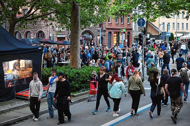 Bild 11: In Konstanz ist wieder großer Flohmarkt – und Tausende Besucher sind wieder dabei