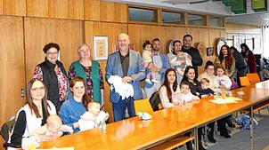 Bürgermeister Stefan Kaiser überreichte gemeinsam mit Barbara Beck (links) und Heike Maichel vom Familienwerk Sölden am Lätzletag das ...