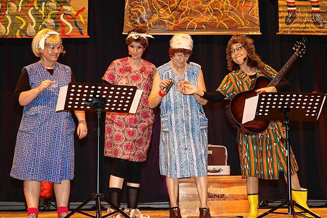 Die Damen vom „Schwoba-Quartett“ erobern mit ihrem Auftritt im schwäbischen Dialekt die Herzen der Närrinnen und Narren (von links): ...