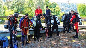 In voller Ausrüstung müssen die Prüflinge beim Strandbad Bodman in den Bodensee steigen, um rund 500 Meter zu schwimmen. Allein die ...