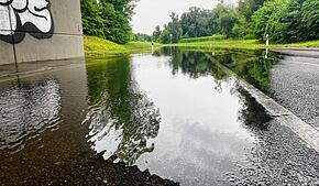 Hochwasser auf der L220 zwischen der Ortsausfahrt Böhringen und der alten Ziegelei. Diese Straße ist derzeit gesperrt.