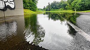 Hochwasser auf der L220 zwischen der Ortsausfahrt Böhringen und der alten Ziegelei. Diese Straße ist derzeit gesperrt.