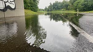 Hochwasser auf der L220 zwischen der Ortsausfahrt Böhringen und der alten Ziegelei. Diese Straße ist derzeit gesperrt.