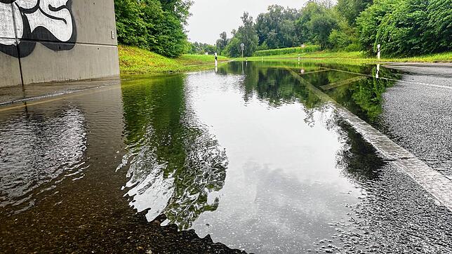 Hochwasser auf der L220 zwischen der Ortsausfahrt Böhringen und der alten Ziegelei. Diese Straße ist derzeit gesperrt.