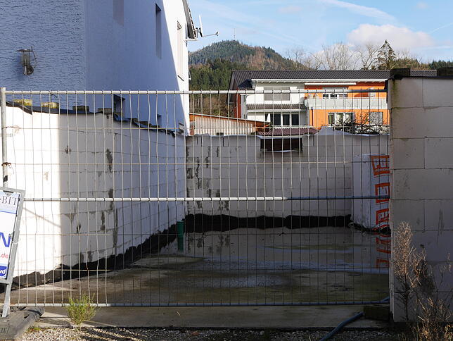 Eine 100 Quadratmeter große Garage wurde zwischen das Haus der Familie Hottinger (links) und deren Nachbarn gebaut. Zwei ...