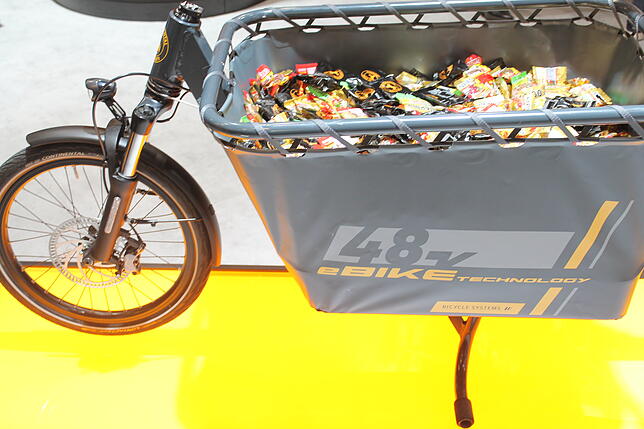 Ein mit Süßigkeiten gefülltes Fahrrad am Conti-Stand.