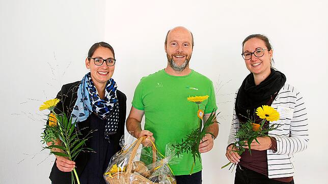 Thomas Weik bekommt von den Beraterinnen Simone Moosmann (von links) und Diana Grießhaber für seinen Vortrag einen Geschenkkorb. Alle ...
