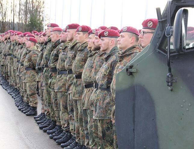 Rund 300 Soldaten waren gestern Nachmittag auf dem Antreteplatz zur Paradeaufstellung angetreten.