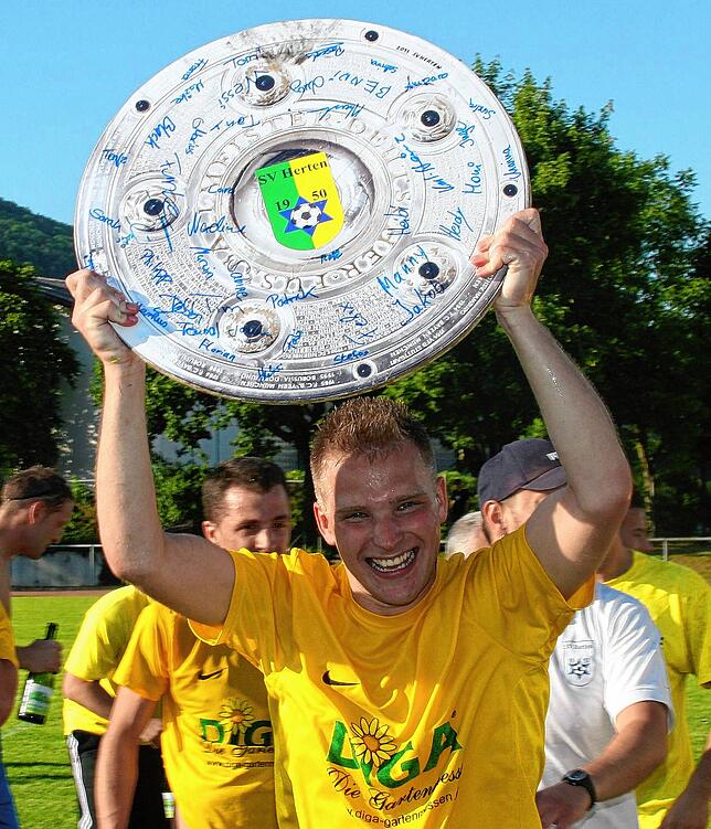 Meister 2011: Sebastian Kirstein vom SV Herten präsentiert die Schale.
