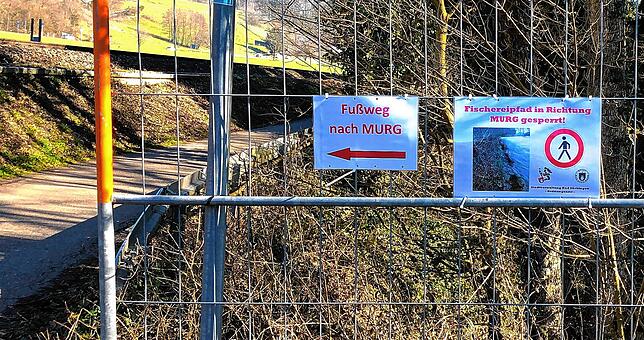 Die seit Anfang Februar angebrachten Absperrgitter zeigen Wanderern und Spaziergängern den rechten Weg.