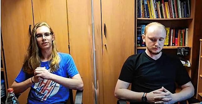 Aaron Wunderle (links) und Marius Mehlin schildern in einer Videokonferenz ihre Erfahrungen in der Corona-Pandemie.
