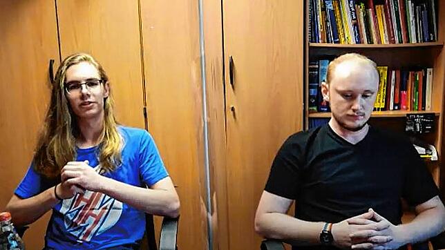Aaron Wunderle (links) und Marius Mehlin schildern in einer Videokonferenz ihre Erfahrungen in der Corona-Pandemie.