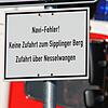 An diesem Schild fuhr der Fahrer eines Tanklastzugs vorbei, bevor er merkte, dass er auf dem Holzweg ist und die Feuerwehr ihm helfen ...