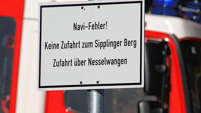An diesem Schild fuhr der Fahrer eines Tanklastzugs vorbei, bevor er merkte, dass er auf dem Holzweg ist und die Feuerwehr ihm helfen ...