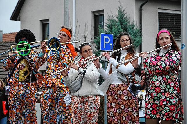 Bild 12: Ganz Steißlingen ein Musical und auf der Bühne liefern sich Robin Hood und Lucky Luke ein Rededuell