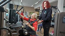 Gerda Schwack aus Meßkirch trainiert an diesem Gerät den Muskel Latissimus. Präventions- und Reha-Trainerin Kerstin Sohmer zeigt der ...