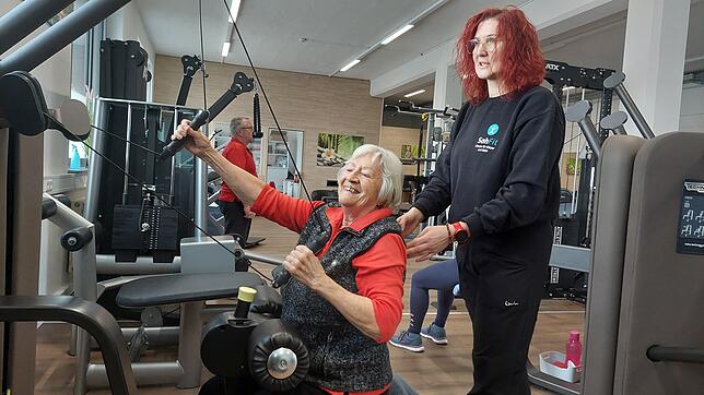 Gerda Schwack aus Meßkirch trainiert an diesem Gerät den Muskel Latissimus. Präventions- und Reha-Trainerin Kerstin Sohmer zeigt der ...