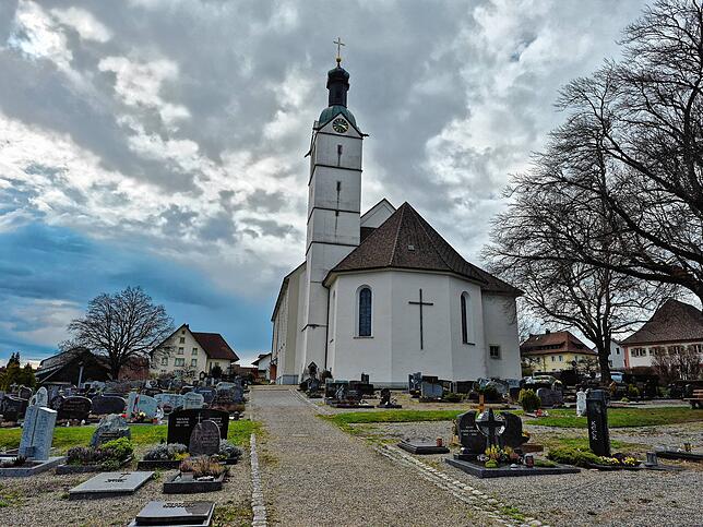 Der Friedhof der Gemeinde Görwihl. Der Kirchenraum wird derzeit renoviert.