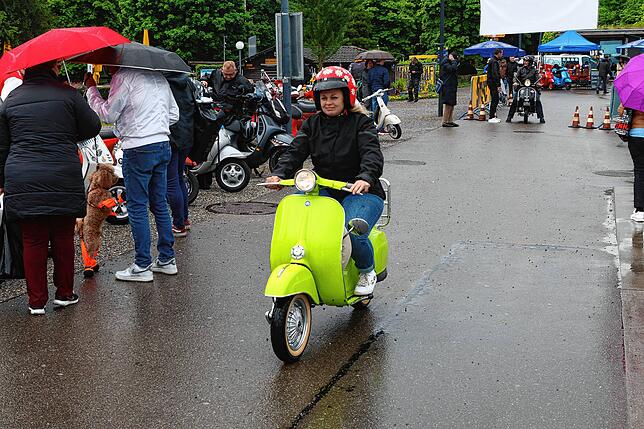 Bild 16: Vespa-Treffen am Bodensee: Am Kreuzlinger Hafen kommen drei Nationen zusammen