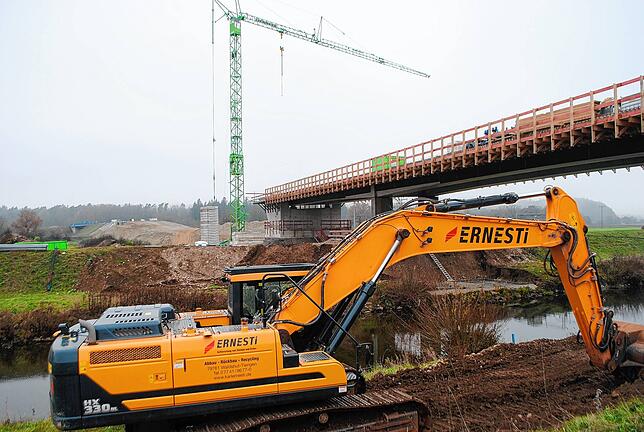 Bereits im Bau befindet sich die Straßenbrücke über die Wutach und den Mühlkanal. Sie soll im Juli 2021 fertiggestellt werden.