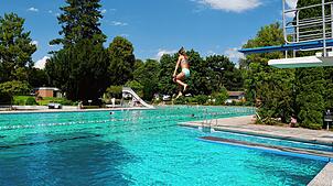 Das Freibad in Hilzingen ist Schauplatz eines Einbruchs geworden (Archivbild). Die Polizei hat die Ermittlungen aufgenommen.
